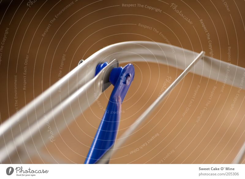 Waschtag im Detail Metall blau weiß Wäscheständer Metallstange leer Haushaltsgerät Farbfoto Innenaufnahme Detailaufnahme Makroaufnahme Experiment Menschenleer