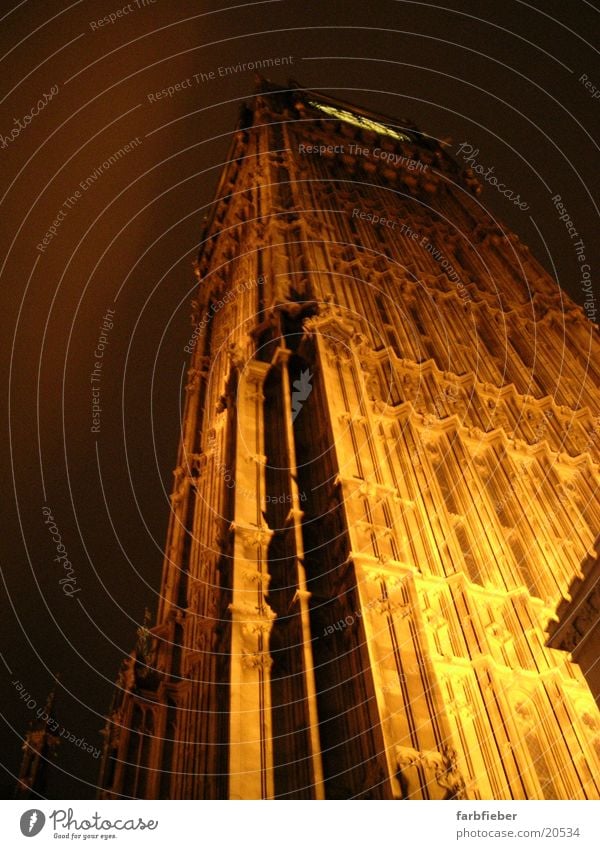 Big Ben by night London Großbritannien Nacht Froschperspektive erleuchten Architektur Wahrzeichen Denkmal extreme Perspektive überragend hoch