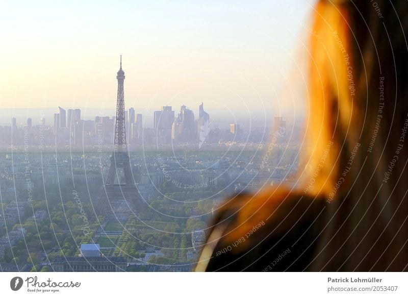 Blick auf Paris Haare & Frisuren Ferien & Urlaub & Reisen Tourismus Sightseeing Städtereise Mensch feminin Junge Frau Jugendliche Körper Kopf 1 18-30 Jahre