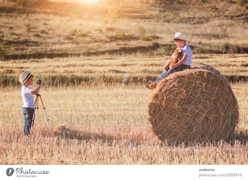 Spielende Brüder auf dem Feld - Kinder fotografieren im Strohfeld Lifestyle Freizeit & Hobby Kinderspiel Ferien & Urlaub & Reisen Tourismus Abenteuer Freiheit