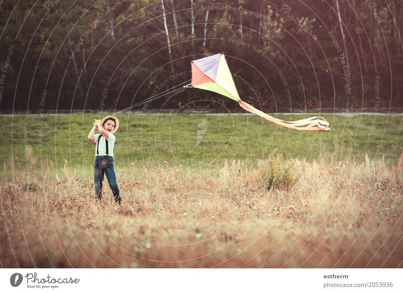 Junge mit Drachen. Kind mit Drachen in der Natur Lifestyle Abenteuer Freiheit Sommerurlaub Mensch Kleinkind Kindheit 1 3-8 Jahre Frühling Park Wiese Feld