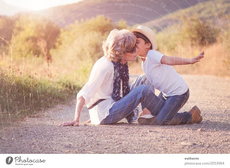 Großmutter mit ihrem Enkelkind Lifestyle Freude Mensch maskulin feminin Kind Kleinkind Junge Frau Erwachsene Großeltern Senior Familie & Verwandtschaft Kindheit