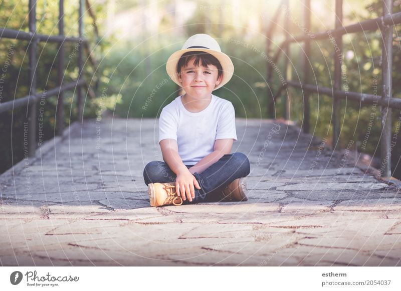 glückliches Kind Mensch Kleinkind Junge Kindheit 1 3-8 Jahre Natur Landschaft Frühling Garten Park Lächeln lachen lustig Gefühle Freude Fröhlichkeit