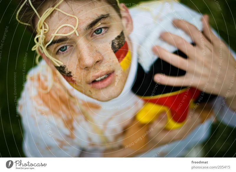 schlandschlacht Sport Publikum Fan Mensch maskulin Junger Mann Jugendliche Enttäuschung Spaghetti Gesichtsbemalung Fahne Verlierer Farbfoto mehrfarbig