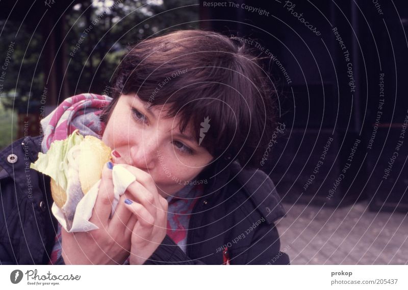 Fischbrötchenmädchen Lebensmittel Brötchen Ernährung Essen Fingerfood Lifestyle Mensch feminin Junge Frau Jugendliche Erwachsene brünett genießen authentisch