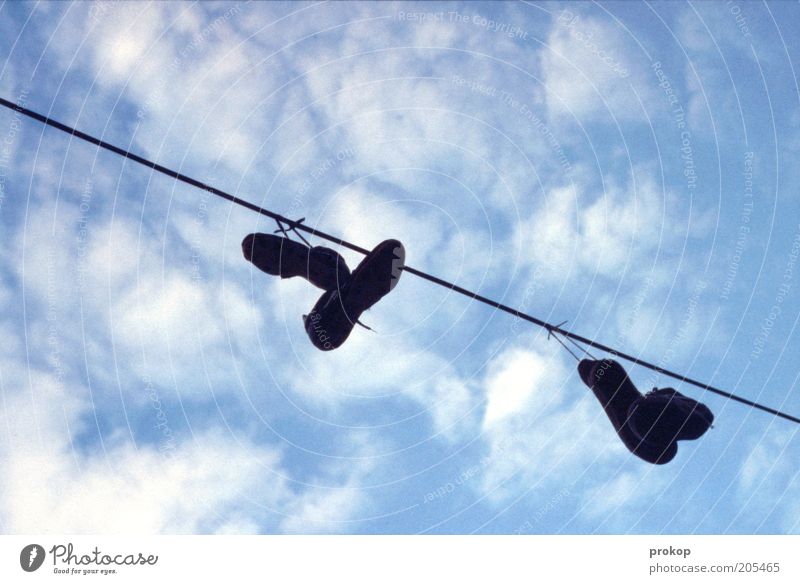 Den Spocht an die Nadel hängen Himmel Wolken Schuhe Turnschuh Schnur Linie Farbfoto Außenaufnahme Menschenleer Tag Froschperspektive himmelwärts Wäscheleine