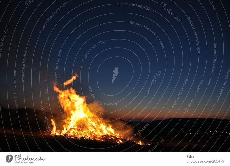 Midsommar Umwelt Urelemente Feuer Himmel Nachthimmel Horizont Sommer Gefühle Johannifeuer Sonnwendfeuer Farbfoto Textfreiraum oben Morgendämmerung Abend