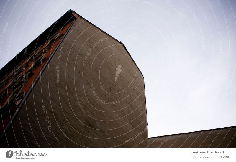 KONTURENVERLAUF Himmel Wolkenloser Himmel Menschenleer Haus Bauwerk Gebäude Mauer Wand Fassade dunkel eckig Putz Altbau Einsamkeit Farbfoto Außenaufnahme