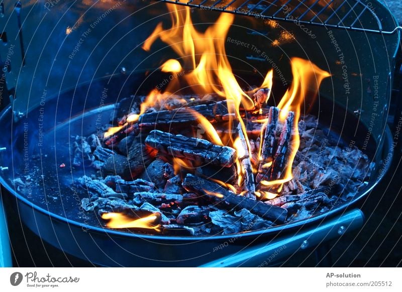 grillen Grill Grillen heiß blau gelb schwarz Feuer brennen glühen Feuerstelle Rost Grillrost Grillkohle Grillsaison Kohle Rauch rauchend orange Farbfoto