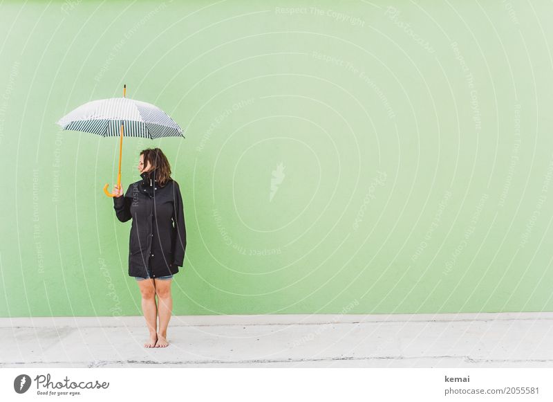 Frau mit Regenschirm vor grüner Wand Lifestyle Stil harmonisch Wohlgefühl Zufriedenheit Erholung ruhig Freizeit & Hobby Ferien & Urlaub & Reisen Ausflug