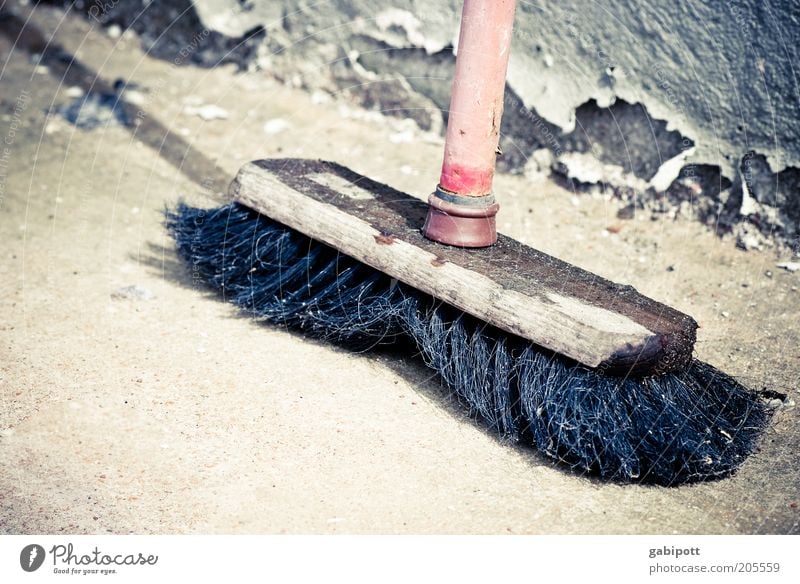 flotter Feger Besen Besenstiel Borsten Holz Kehren alt kaputt retro rot schwarz Verfall Vergangenheit Vergänglichkeit Wandel & Veränderung Gedeckte Farben