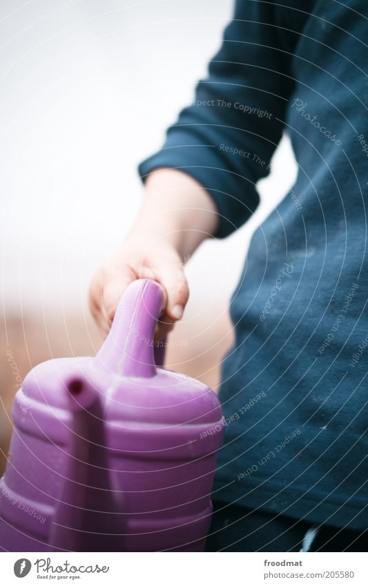 volle kanne Kind Kleinkind Kindheit Hand Gießkanne Kunststoff gebrauchen festhalten Wachstum stark blau violett Kraft Leistung nachhaltig Umwelt Umweltschutz