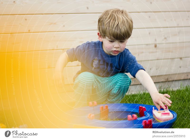 Wasserspielstraße Mensch maskulin Kind Kleinkind Junge 1 1-3 Jahre Garten Wiese Holz entdecken machen Spielen authentisch klein natürlich Freude Abenteuer