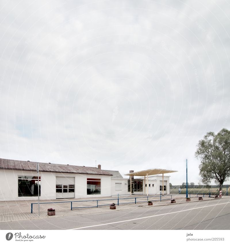 autowerkstatt Industrie Dienstleistungsgewerbe Handwerk Unternehmen Himmel Baum Platz Bauwerk Gebäude Architektur Straße Werkstatt Farbfoto Außenaufnahme