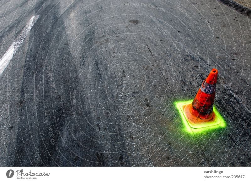 Allein in der Boxengasse Motorsport Hockenheimring Straße Warnhinweis Zeichen Hinweisschild Warnschild Linie Streifen gelb schwarz Sicherheit Kontrolle