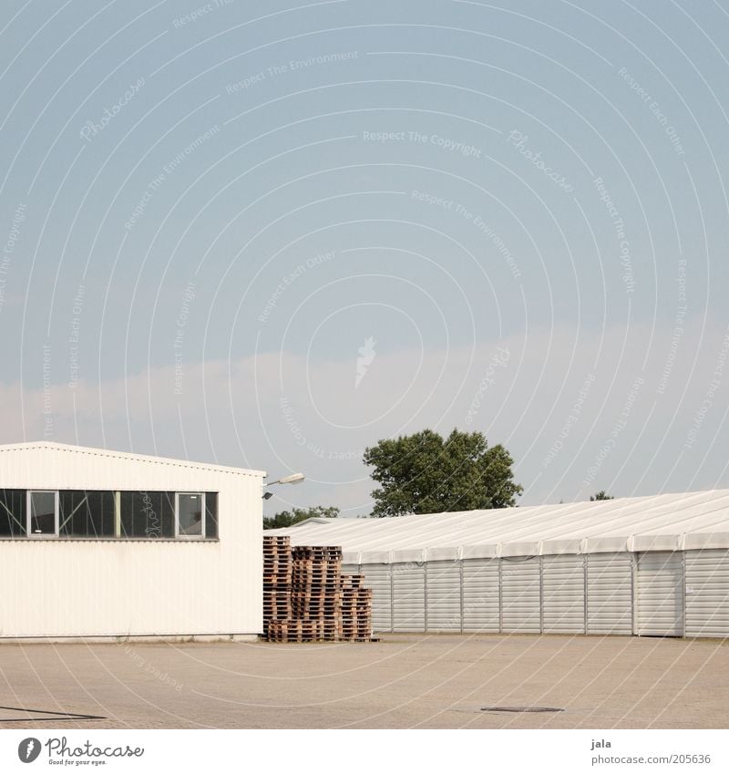 lagerhallen Fabrik Industrie Unternehmen Himmel Industrieanlage Platz Bauwerk Gebäude Architektur Paletten hell blau grau weiß Lager Lagerhalle Lagerhaus