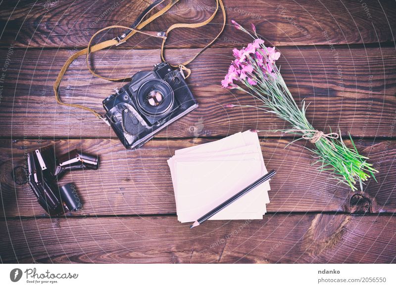 Leere Grußkarte und alte Vintage Filmkamera Ferien & Urlaub & Reisen Fotokamera Blume Blumenstrauß Holz braun rosa Filmmaterial Bleistift altehrwürdig