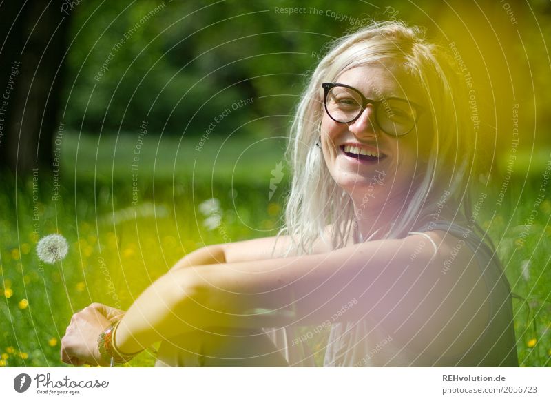 Jule | lacht Stil Freude Glück Ausflug Mensch feminin Junge Frau Jugendliche Erwachsene Gesicht 1 18-30 Jahre Subkultur Umwelt Natur Landschaft Sommer Blume