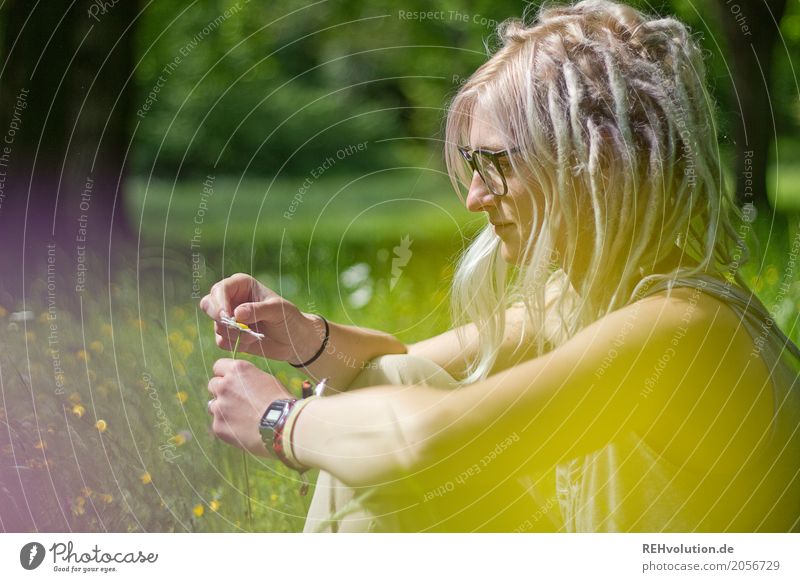 Jule | verliebt Mensch feminin Junge Frau Jugendliche Erwachsene 1 18-30 Jahre Jugendkultur Subkultur Umwelt Natur Landschaft Sonne Sommer Blume Blüte Park