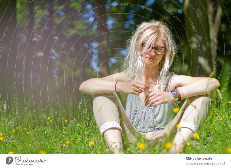 Jule | er liebt mich ... Stil Freizeit & Hobby Mensch feminin Junge Frau Jugendliche Erwachsene 1 18-30 Jahre Umwelt Natur Sommer Baum Blume Park Wiese Brille