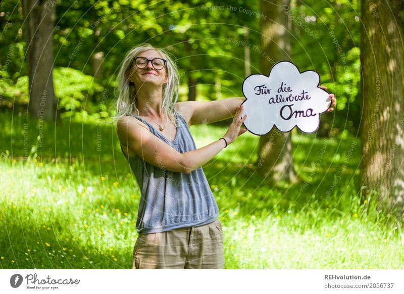 Jule | für die allerbeste Oma Mensch feminin Junge Frau Jugendliche Großmutter 1 18-30 Jahre Erwachsene Umwelt Natur Sommer Schönes Wetter Baum Park Wiese