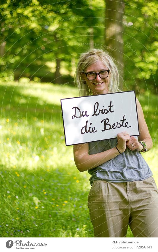 Jule | Du bist die Beste ... Lifestyle Stil Freude Glück Sommer Muttertag Mensch feminin Junge Frau Jugendliche 1 18-30 Jahre Erwachsene Umwelt Natur Baum Gras