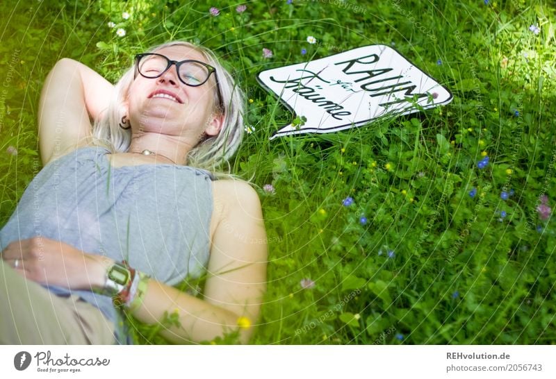 Jule - Junge Frau liegt auf der Wiese mit einer Sprechblase Jugendliche Erwachsene feminin Mensch Gesicht 1 18-30 Jahre Umwelt Natur Gras Park Brille