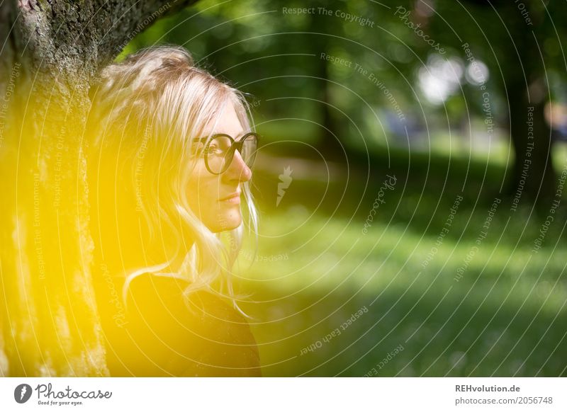 Junge Frau im Park Jugendliche Haare & Frisuren Gesicht Erwachsene Umwelt Mensch feminin Natur Sommer Baum Wiese Brille Denken Rastalocken blond authentisch