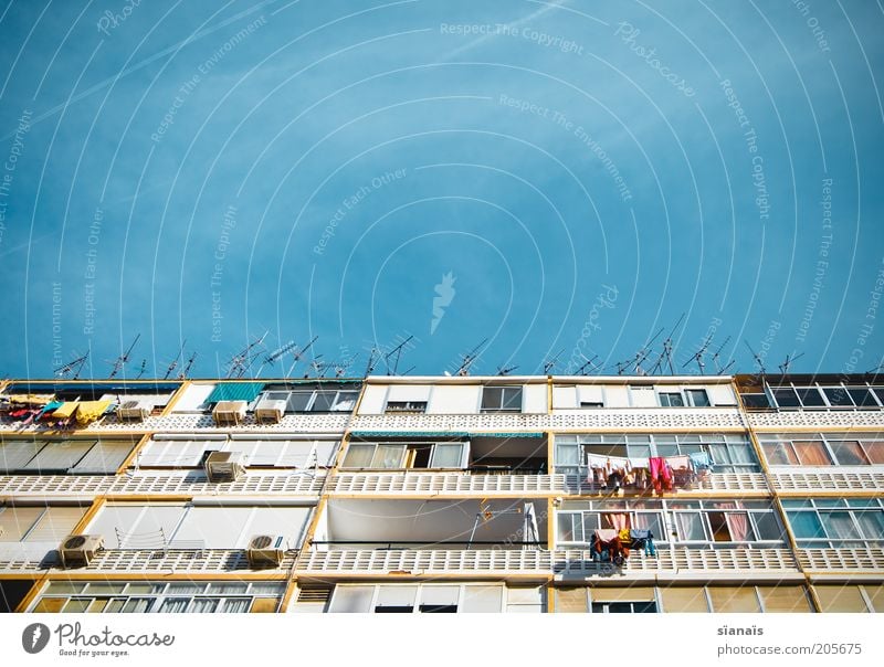 empfangsstation Himmel Schönes Wetter bevölkert Haus Hochhaus Gebäude Plattenbau Fassade Balkon Dach Antenne Armut einzigartig blau Leben bewohnt Malaga Spanien