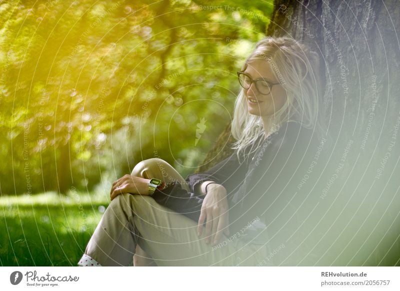 Jule | macht Pause Mensch feminin Junge Frau Jugendliche Erwachsene 1 18-30 Jahre Umwelt Natur Baum Garten Park Wiese Brille Rastalocken Erholung Lächeln sitzen