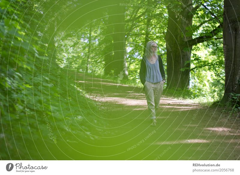 Jule | unterwegs Stil Sommer Mensch feminin Junge Frau Jugendliche Erwachsene 1 18-30 Jahre Umwelt Natur Pflanze Baum Park Wege & Pfade Denken Erholung gehen