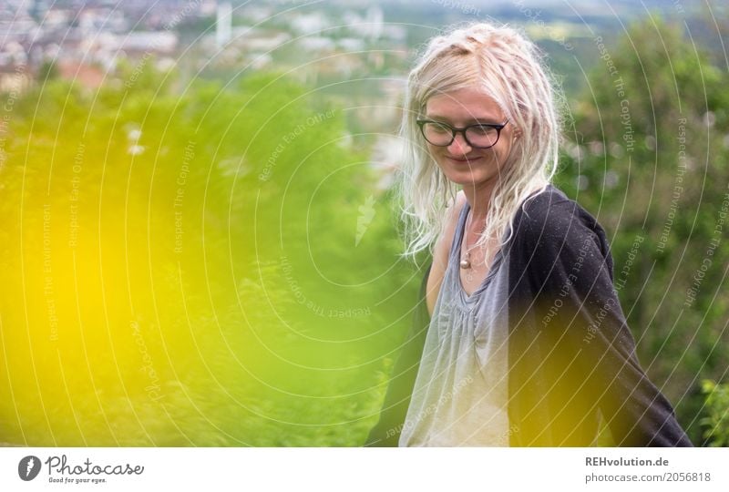 Jule | ganz oben Lifestyle Stil Freizeit & Hobby Student Mensch feminin Haare & Frisuren 1 18-30 Jahre Jugendliche Erwachsene Natur Landschaft Baum