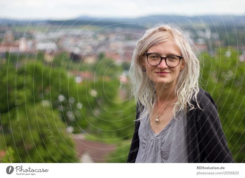 Jule | Stadtpanorama Stil Mensch feminin Junge Frau Jugendliche Erwachsene Gesicht 1 18-30 Jahre Jugendkultur Subkultur Landkreis Fulda Brille blond Rastalocken