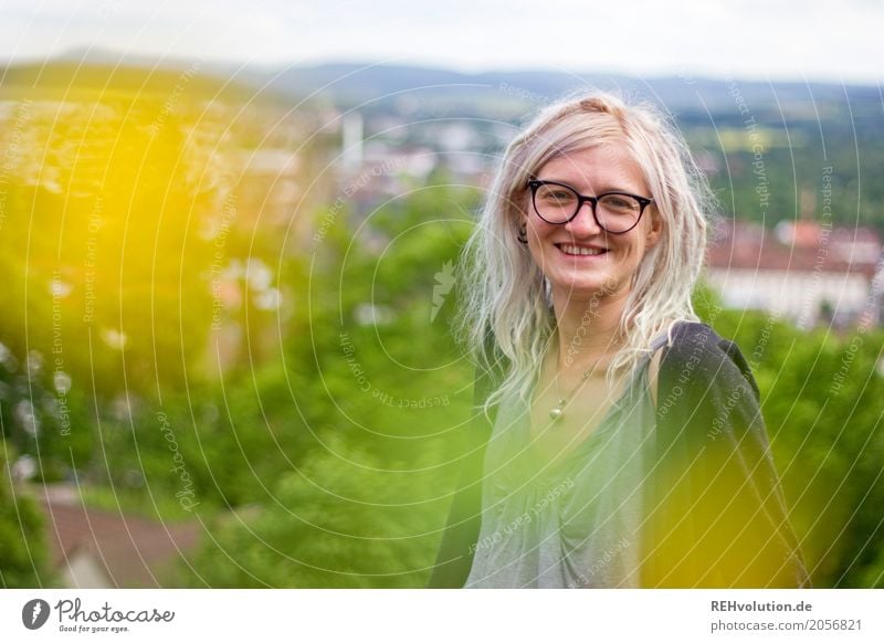 Jule | city-hintergrund Lifestyle Stil Freude Glück Student Mensch feminin Junge Frau Jugendliche Haare & Frisuren Gesicht 1 18-30 Jahre Erwachsene Landschaft