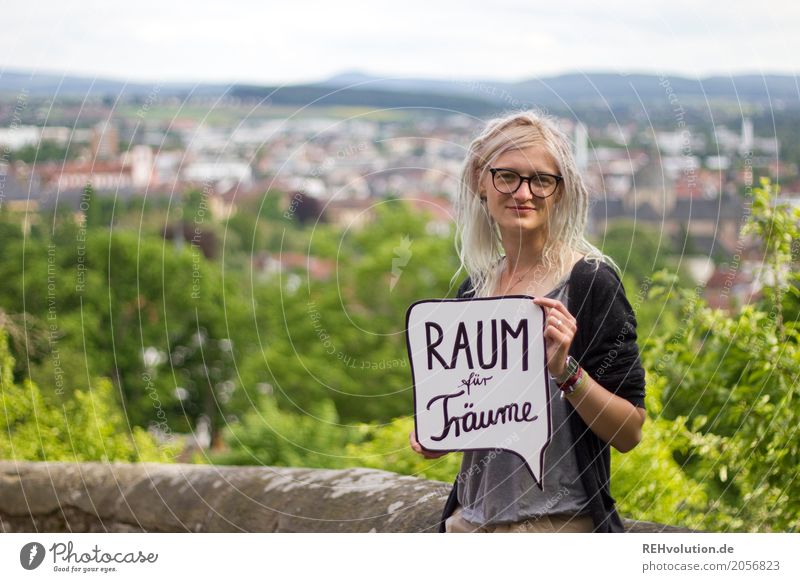 Jule |Raum für Träume Stil Mensch feminin Junge Frau Jugendliche Gesicht 1 18-30 Jahre Erwachsene Kleinstadt Stadt Brille blond Rastalocken Schriftzeichen