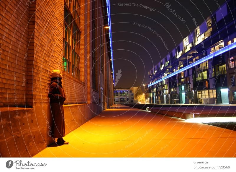 lichtspiele Stimmung Langzeitbelichtung Nacht Stadt intensiv Winter kalt orange Industriefotografie Einsamkeit Farbe Zentralperspektive Stadtlicht