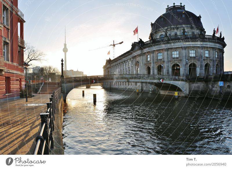 Berlin Himmel Wolkenloser Himmel Winter Berliner Fernsehturm Stadt Hauptstadt Stadtzentrum Skyline Menschenleer Sehenswürdigkeit Wahrzeichen Vergangenheit Spree