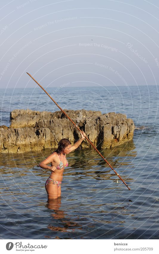 castaway Frau Mensch Insel Strand Jagd Wurfspieß Speer Bikini Küste Stock Sommer Ferien & Urlaub & Reisen Überleben attraktiv Überlebenskampf Angeln werfen