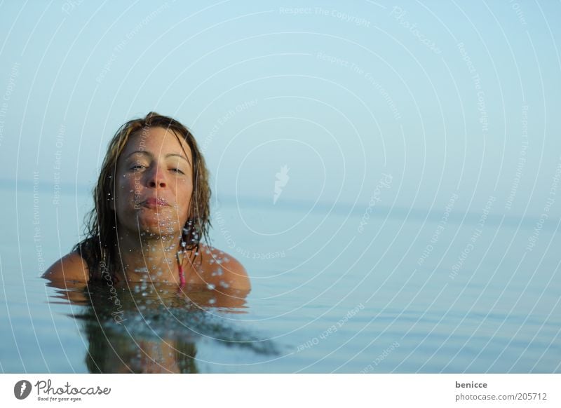 captain spuck Frau Mensch Jugendliche Wasser Meer Schwimmen & Baden Badeurlaub Wasseroberfläche Sommer See Europäer Freude attraktiv schön Blick in die Kamera