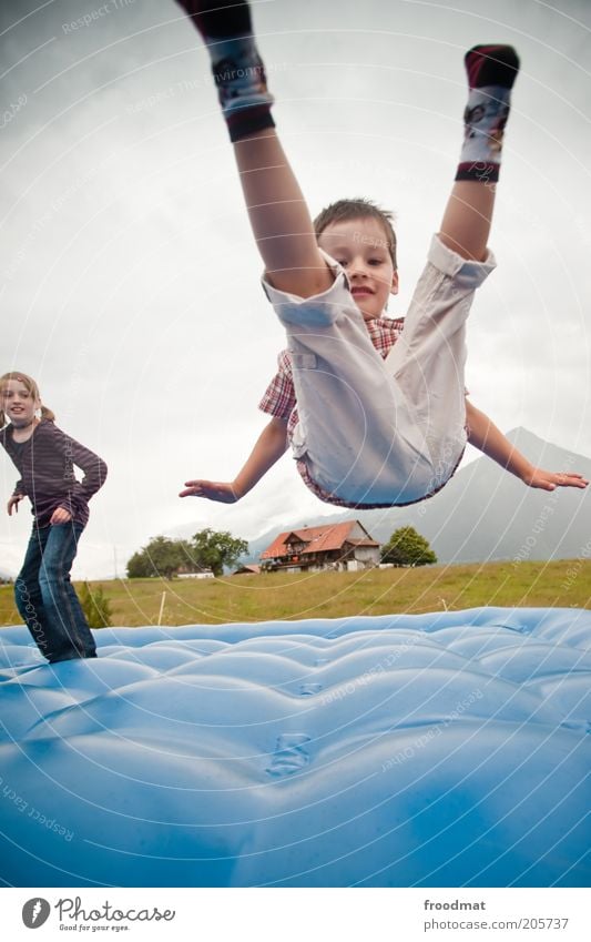 fallin up Freude Freiheit Mensch Kind Kleinkind Mädchen Junge Kindheit springen authentisch frech frei Fröhlichkeit niedlich positiv verrückt Glück Lebensfreude