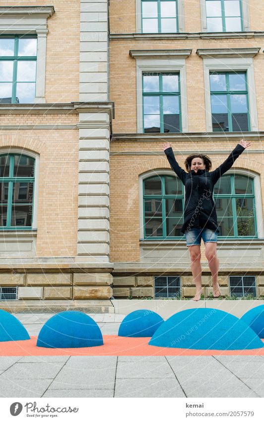 Frau hüpft auf blauen Gummihügeln barfuss in die Luft mit ausgestreckten Armen Lifestyle Leben Wohlgefühl Freizeit & Hobby Spielen Freiheit Städtereise Mensch