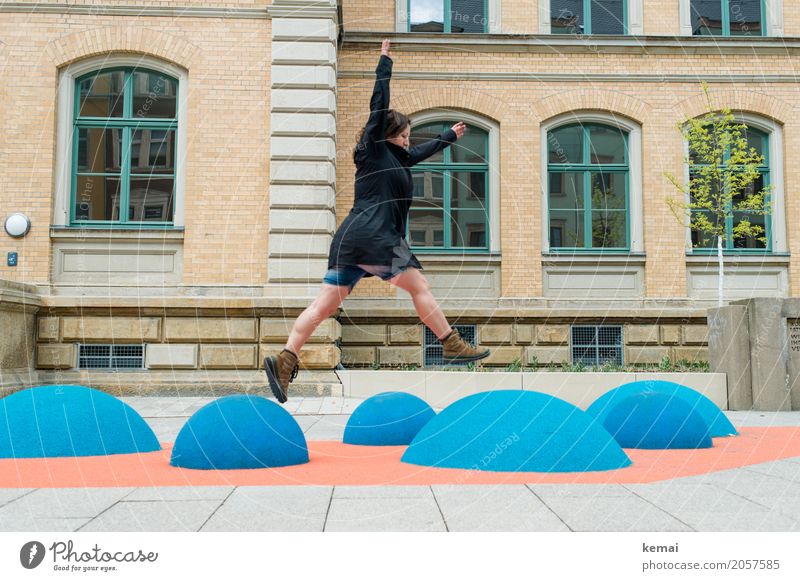 AST 10 | Siebenmeilenstiefelsprung Lifestyle Leben Freizeit & Hobby Spielen Ausflug Freiheit Städtereise Mensch feminin Frau Erwachsene Stadt Haus Fassade