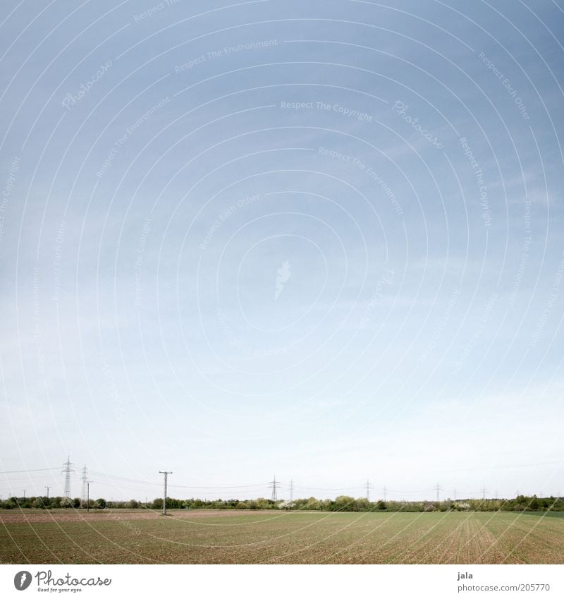 landstrich Natur Landschaft Himmel Feld Ferne frei blau grün Strommast Horizont Farbfoto Außenaufnahme Menschenleer Textfreiraum oben Textfreiraum Mitte Tag