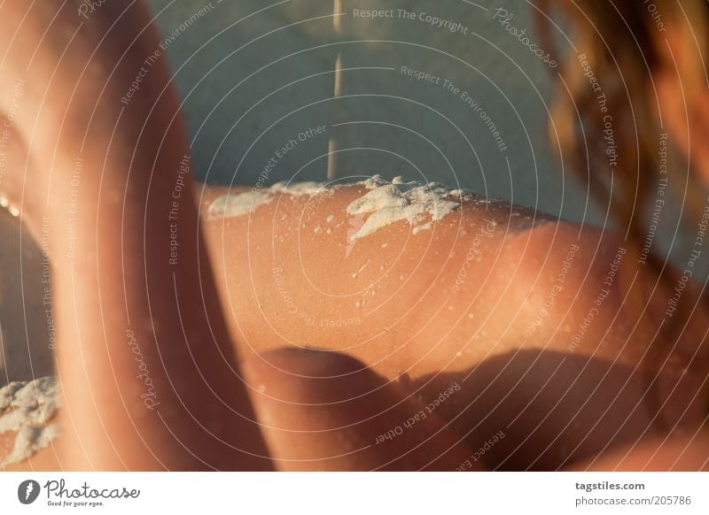 SPIELEN Ferien & Urlaub & Reisen Spielen träumen Reisefotografie Sand Strand Frau Haut Zeit ruhig Erholung Tropfen Farbfoto Sonnenlicht Wärme Licht