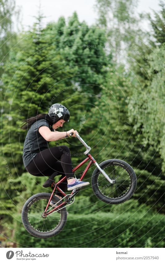 Mädchen auf BMX-Rad in der Luft Freude Freizeit & Hobby Freiheit Sport Fahrradfahren Mensch feminin Junge Frau Jugendliche Erwachsene Leben 1 T-Shirt Leggins