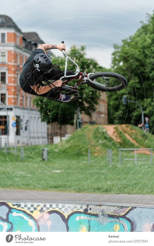 Mädchen auf BMX-Rad in der Luft in Halfpipe Stil Freizeit & Hobby Spielen Abenteuer Freiheit Sport Fitness Sport-Training Sportler Fahrradfahren Mensch feminin