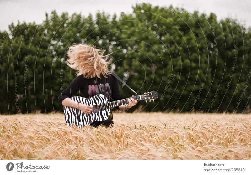 Rock Freude Gitarrenspieler Gitarre spielen Mensch Junge Frau Jugendliche Haare & Frisuren 1 Musik Sommer Nutzpflanze Feld blond Bewegung Feste & Feiern hören