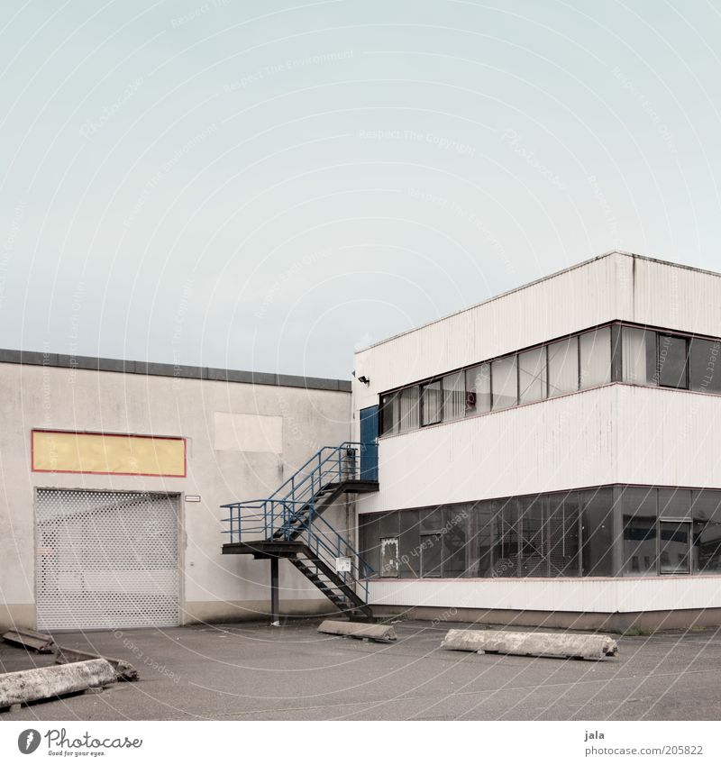 . Dienstleistungsgewerbe Unternehmen Himmel Industrieanlage Fabrik Bauwerk Gebäude Architektur Mauer Wand Treppe Fassade Fenster Tür Tor blau grau Farbfoto