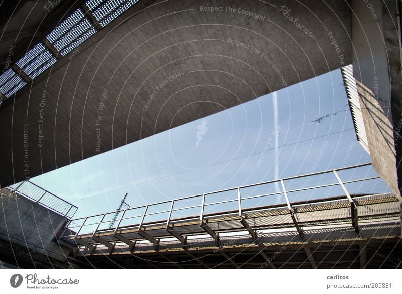 Lichtblick II Bahnhof Brücke Geländer Verkehr Schienenverkehr Hochbahn eckig unten blau grau Wege & Pfade Bahnhofsviertel Farbfoto Außenaufnahme Tag Schatten