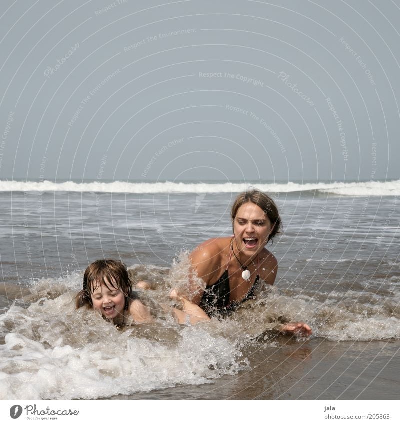 lebensfreude Mensch Kind Junge Frau Erwachsene Mutter Familie & Verwandtschaft Kindheit 2 Wasser Himmel Strand Meer Spielen Freude Lebensfreude Begeisterung